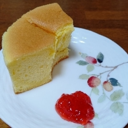 シフォンケーキ初めてチャレンジしました。優しい味で甘みが物足りなくイチゴジャムトッピングです。ふわふわで初めてにしてはいい感じに出来て満足です。また作ります！！